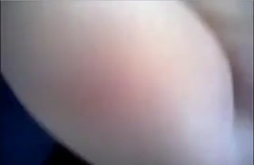 Чика светит большими сиськами и дает их полапать