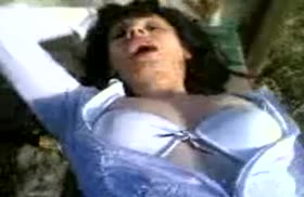 Чувак крупным планом приставил хер бухой девке