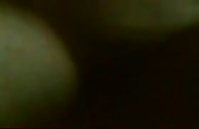 Сучка без комплексов дала полапать сиськи в машине