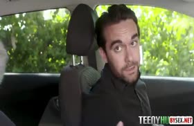 Робкой девушке пришлось поработать ротиком