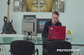 Молодая экскортница приехала к клиенту в эротичном белье