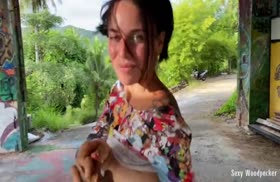 Веселая бабенка согласилась на трах в подворотне