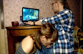 Zerikarli qiz dosti yigitni kompyuterdan chalgitdi