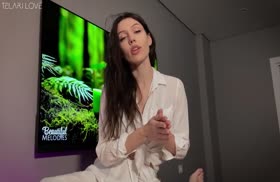 Красивая массажистка не против прокатиться на члене