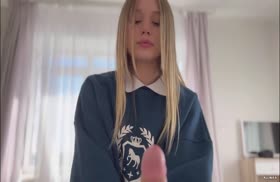 Молодая подружка сама задирает юбку