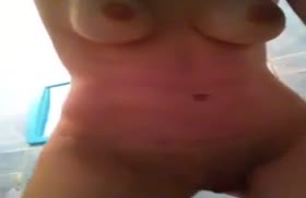 Молодая девушка показывает свое тело перед камерой