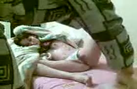 Паренек крупным планом снимает полуголую подругу