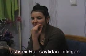 Бухая телочка показала на камеру свою жопу